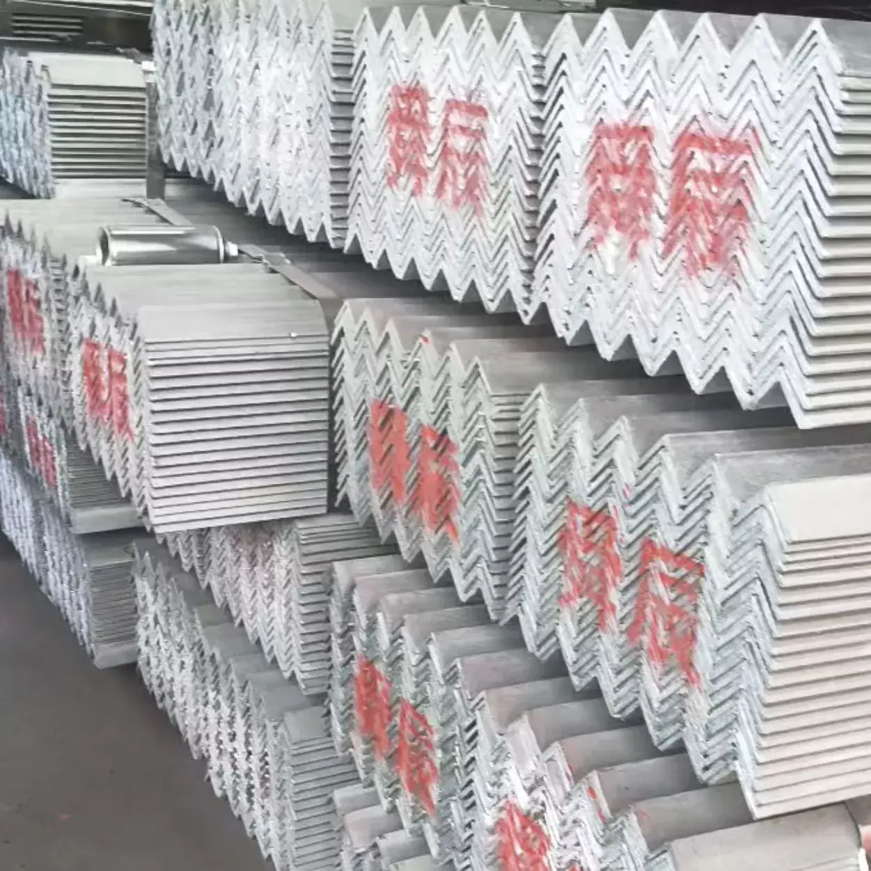 Điều gì khiến Angle Steel trở thành lựa chọn hàng đầu cho việc xây dựng tháp truyền tải?